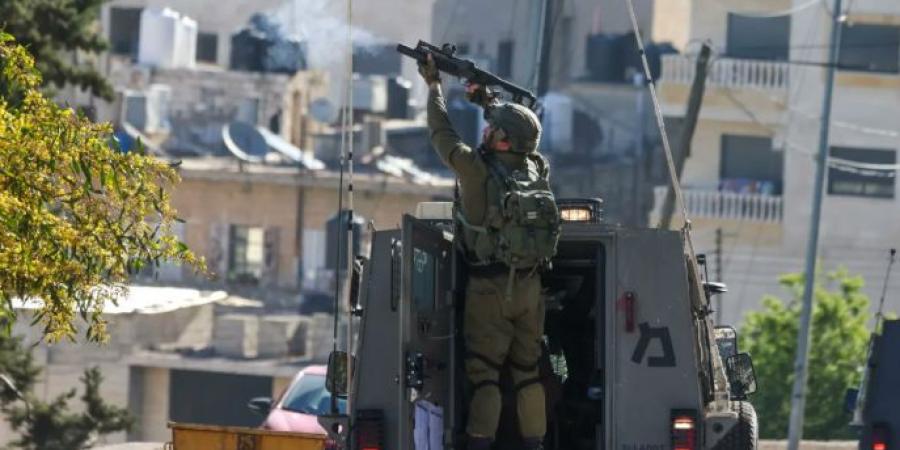 الاحتلال الإسرائيلي يصيب شاباً فلسطينياً بالرصاص ويعتقله من داخل سيارة الإسعاف