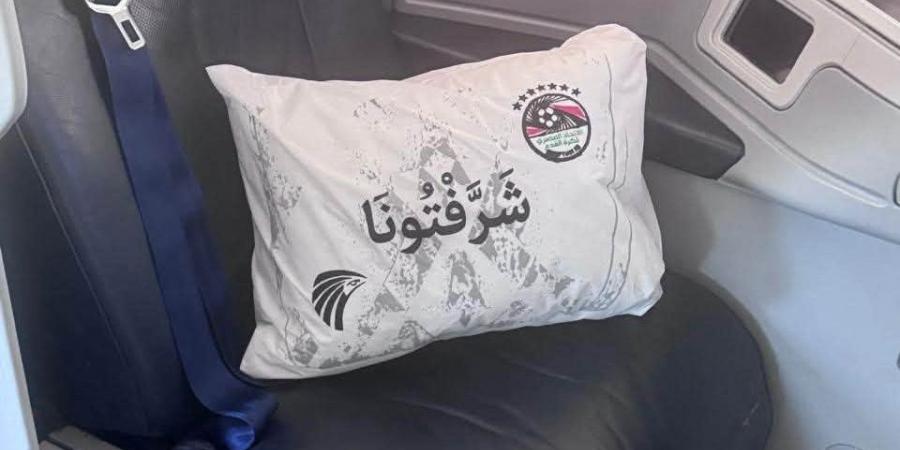 " شرفتونا".. رسالة دعم على متن طائرة عودة منتخب مصر