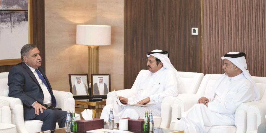 خليفة بن جاسم يبحث التعاون مع عدة سفراء