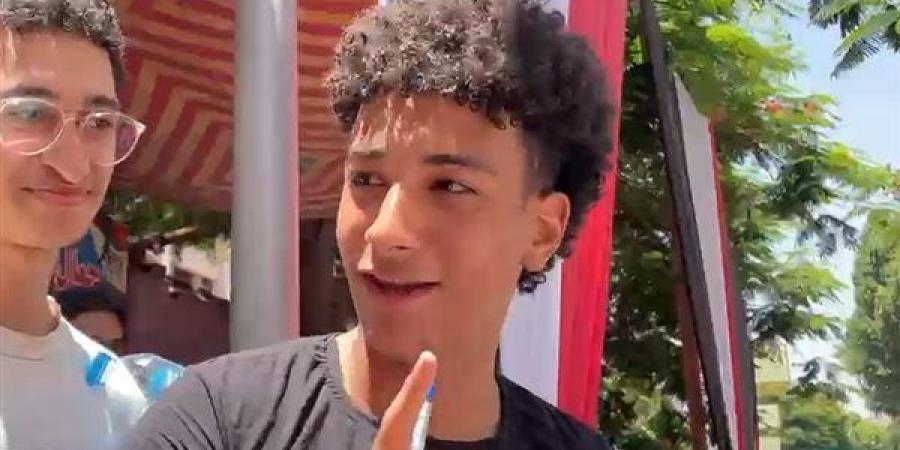طلاب الثانوية العامة بالدقي عن امتحان الفيزياء: "أول مرة تيجي سهلة" (فيديو)