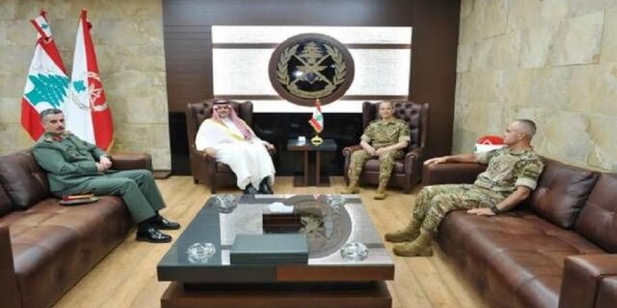 السفير
      السعودي
      لدى
      لبنان
      يبحث
      التعاون
      العسكري
      مع
      قائد
      الجيش
      اللبناني