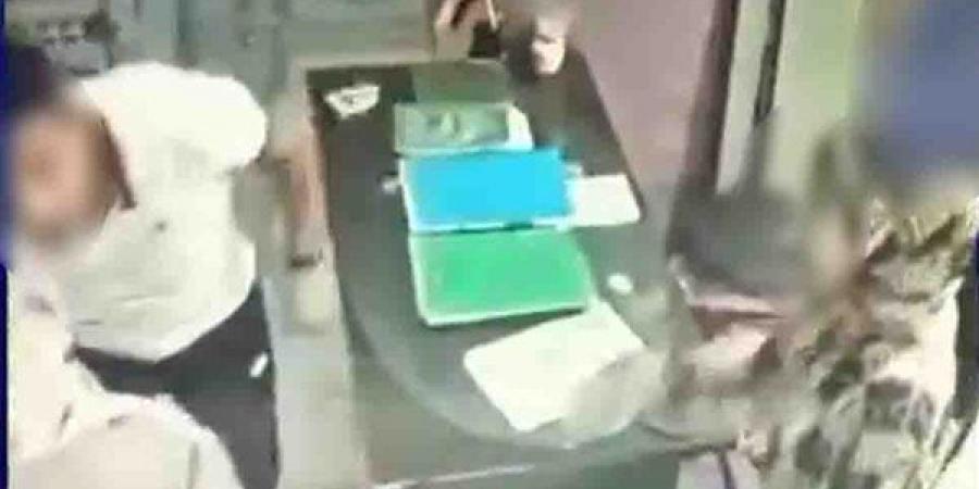 ضبط شخص بتهمة الاعتداء على شقيقته بالضرب داخل محلها في الشرقية بسبب خلافات عائلية