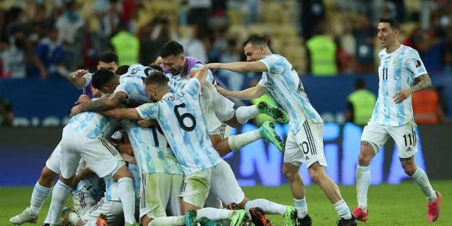 فيفا يمنع حكمين إنجليزيين من إدارة مباريات الأرجنتين لهذا السبب
