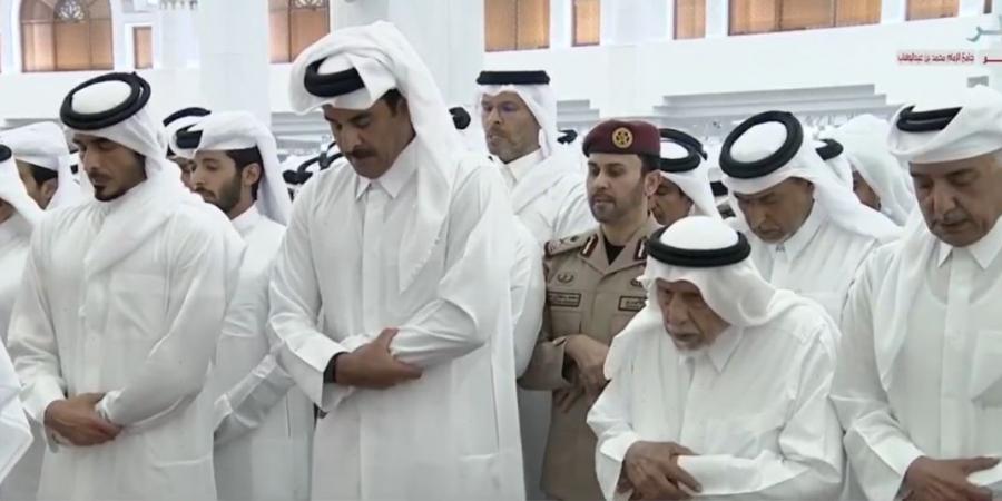 سمو الأمير يؤدي صلاة الجنازة على المغفور له سمو الأمير الوالد