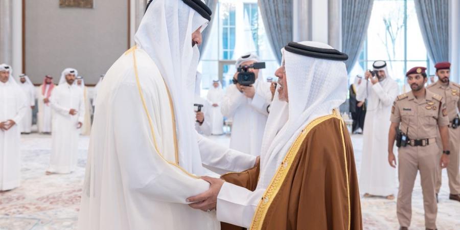 أمير قطر يستقبل وفود المعزين بالشيخ حمد بن خليفة