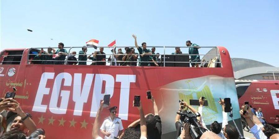 انهالت عليهم الهدايا والسيارات، أستاذ جامعي يطالب الحكومة بدعم العلماء أسوة بلاعبي الكرة