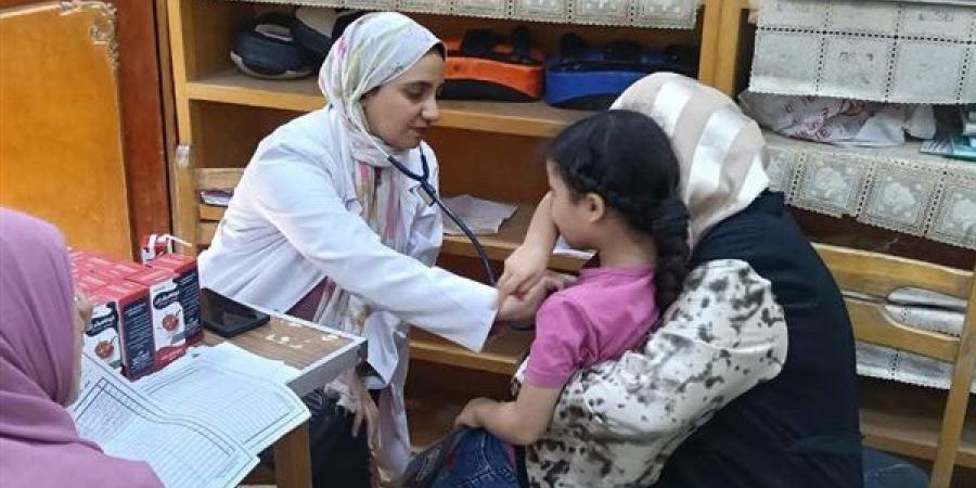 الكشف على 332 شخصا في قافلة طبية لجامعة بنها بقرية نقباس