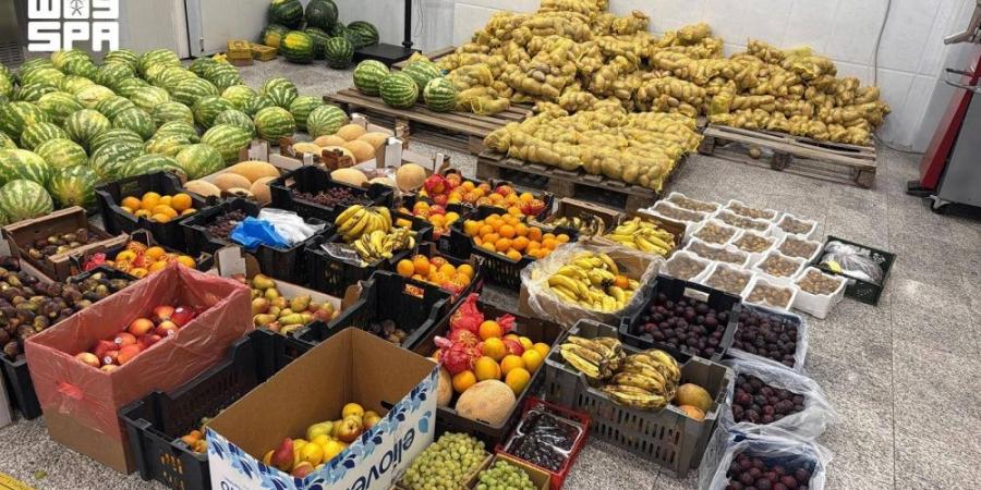 مصادرة 3 أطنان فواكه وخضار مجهولة المصدر بعسير