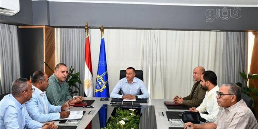 محافظ أسوان يتابع مشروع إحلال وتجديد مساكن المغتربين بنصر النوبة