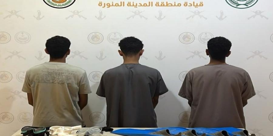 ضبط
      3
      مواطنين
      مخالفين
      لأنظمة
      الصيد
      البحري
      في
      ينبع
      لاستخدامهم
      أدوات
      محظورة