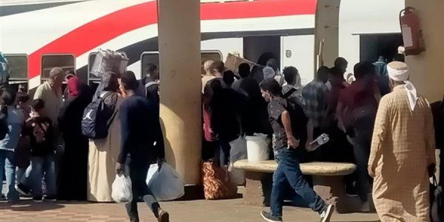 اليوم
      الفرصة
      الأخيرة
      للاستفادة
      من
      خدمات
      السكك
      الحديدية
      المجانية