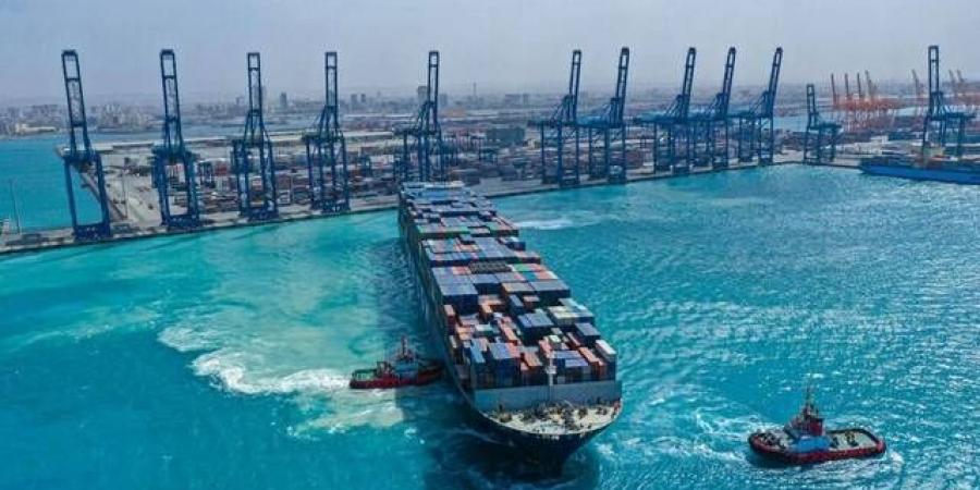 السعودية
      توقع
      عقوداً
      لإنشاء
      7
      مراكز
      لوجستية
      بميناء
      جدة
      باستثمارات
      مليار
      ريال