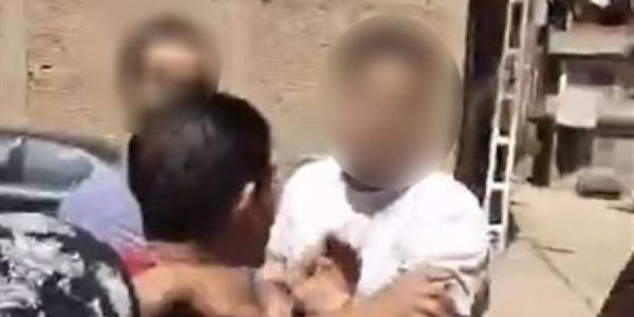 رجوع
      للخلف
      كاد
      ينتهي
      بكارثة،
      تفاصيل
      فيديو
      اصطدام
      تروسيكل
      بسيارة
      ملاكي
      والاعتداء
      على
      صاحبها
      بطنطا