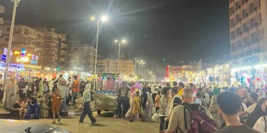"جمصة
      عادت
      شمسك
      الذهب"،
      إقبال
      غير
      مسبوق
      من
      المصطافين
      على
      كورنيش
      وشوارع
      المدينة
      (صور)