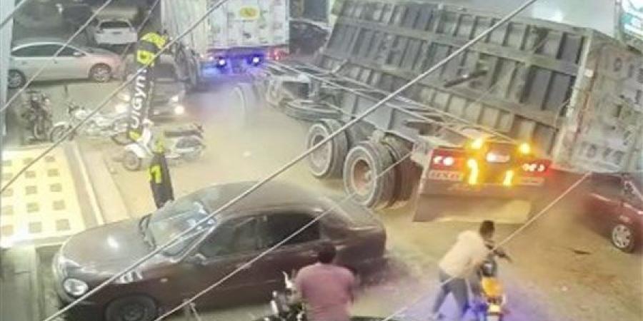 مشهد
      يحبس
      الأنفاس،
      لحظة
      انقلاب
      جرار
      تريلا
      على
      سيارة
      ملاكي
      ومصرع
      صاحبها
      في
      الحال
      (فيديو)