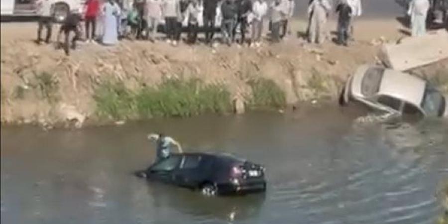 خاطر
      بحياته
      وما
      وقفش
      يصور،
      شاب
      ينقذ
      أسرة
      كاملة
      من
      الموت
      غرقا
      داخل
      ترعة
      بالغربية
      (فيديو)