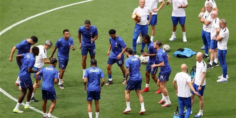 لاعبو
      فرنسا
      وانجلترا
      يجرون
      عمليات
      الإحماء
      قبل
      انطلاق
      مواجهة
      كأس
      العالم
      (صور)