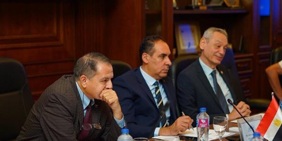 "جمعية
      رجال
      أعمال
      الإسكندرية"
      تبحث
      مع
      السفارة
      الأمريكية
      دعم
      الاستثمار
      بمصر
      وتمكين
      القطاع
      الخاص
