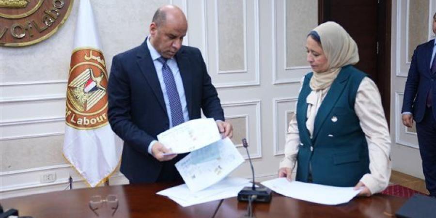 فرص
      عمل
      آمنة
      بالخارج،
      وزير
      العمل
      يراجع
      العقود
      بنفسه
      ويطمئن
      على
      حقوق
      العاملين