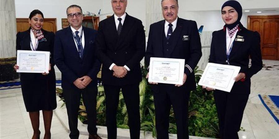 رئيس
      مصر
      للطيران
      يكرم
      طبيبة
      لإنقاذها
      راكبا
      على
      متن
      الطائرة
