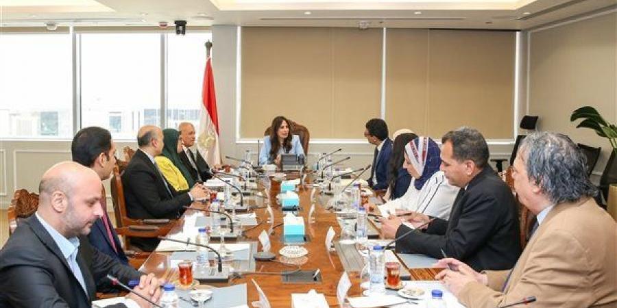 وزيرة
      الإسكان
      تبحث
      مع
      وفد
      مؤسسة
      التمويل
      الدولية
      (IFC)
      تعزيز
      التعاون
      بمشروعات
      تحلية
      مياه
      البحر