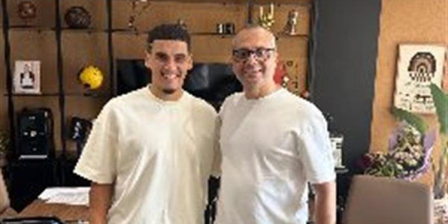 الأهلي
      يعمل
      على
      إنهاء
      إجراءات
      سفر
      بن
      جديدة
      إلى
      إسبانيا