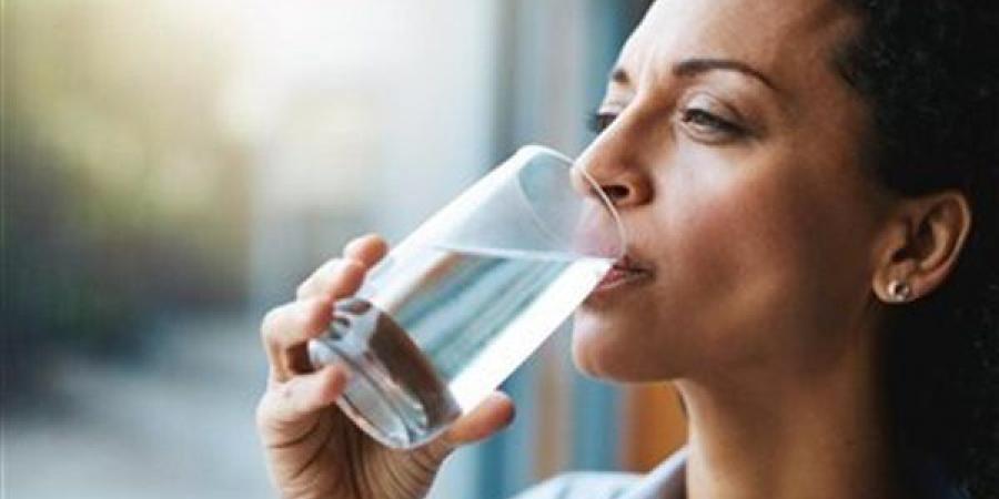 هل شرب الماء يعزز صحة القلب؟ أخصائي يجيب