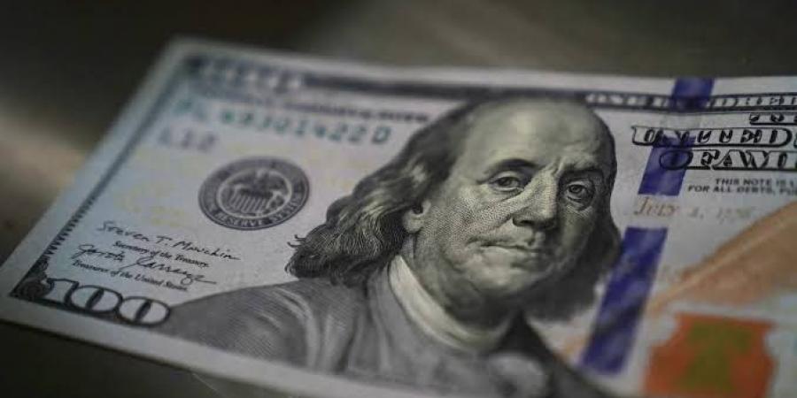الدولار يستقر قرب أعلى مستوى في أسبوع