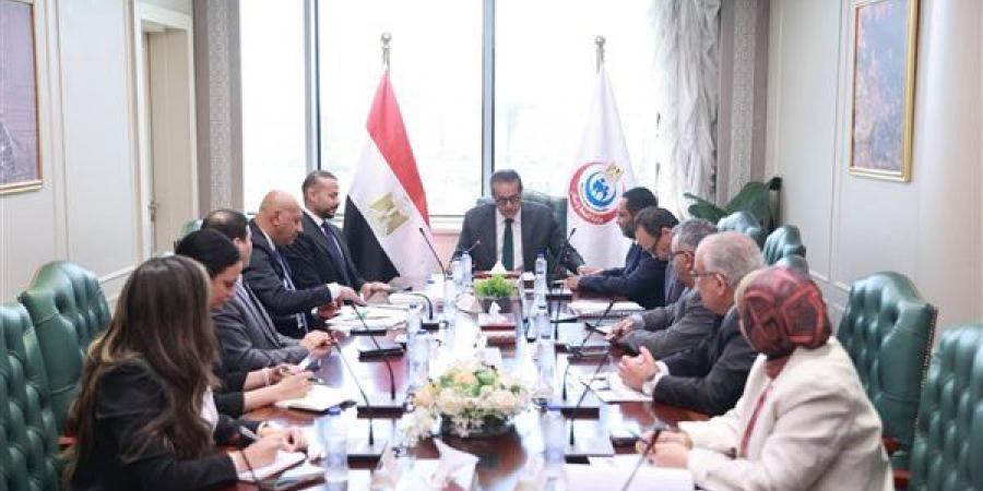 وزير
      الصحة
      يناقش
      تطوير
      مستشفى
      الفيوم
      العام
      وتعزيز
      المبادرات
      الرئاسية
      بالمحافظة