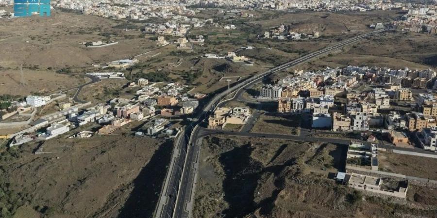3 مسارات برية تربط الرياض بأبها