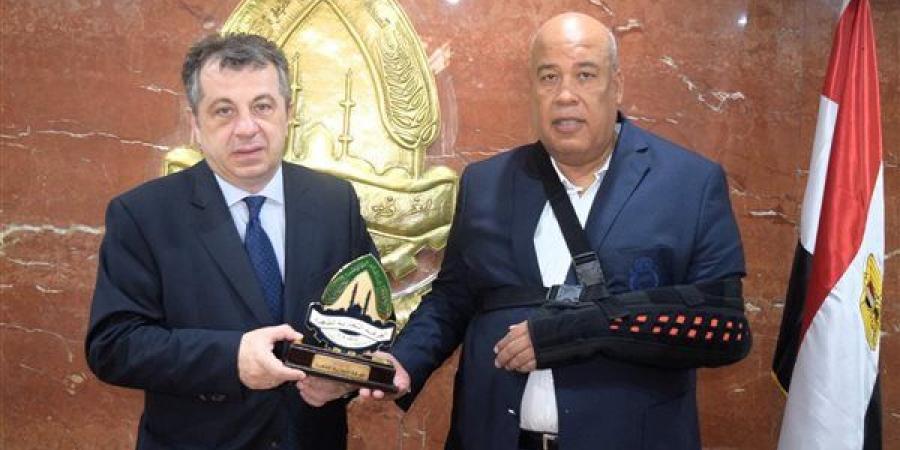 رئيس
      غرفة
      القاهرة
      يبحث
      مع
      سفير
      أرمينيا
      زيادة
      التبادل
      الاستثماري
      والتجاري
      بين
      البلدين