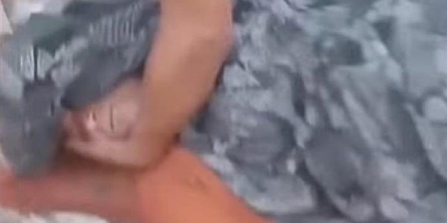الاعتداء
      على
      مسنة
      بسبب
      بيع
      الطماطم
      بسعر
      أقل
      في
      المنوفية..
      والأمن
      يفحص
      الفيديو
      (صور)