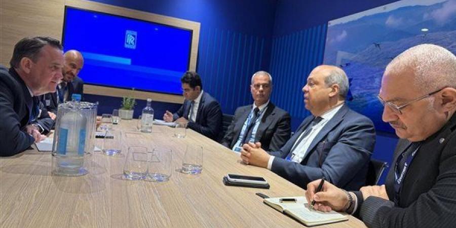 الحفني
      يبحث
      مع
      شركة
      "رولز-رويس"
      العالمية
      دعم
      تحديث
      أسطول
      مصر
      للطيران