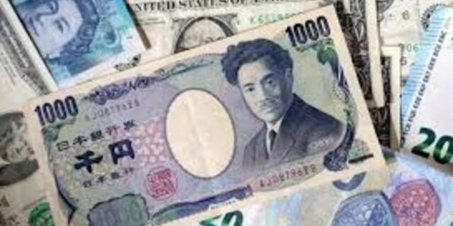 الين
      الياباني
      يلامس
      أدني
      مستوياته
      مقابل
      الدولار
      وسط
      مخاوف
      التدخل