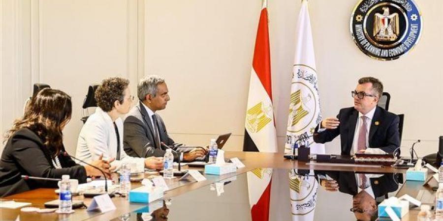 وزير
      التخطيط:
      قطاع
      الكهرباء
      يمثل
      نموذجًا
      ناجحًا
      للتعاون
      المؤسسي
      والشراكات
      التمويلية
      المبتكرة