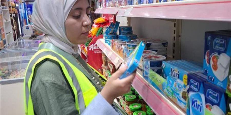 ضبط
      110
      كيلو
      أغذية
      فاسدة
      وإعدام
      43
      كيلو
      في
      حملة
      لـ"سلامة
      الغذاء"
      بالإسماعيلية