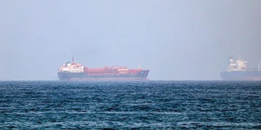 من
      هرمز
      إلى
      البحر
      الأحمر..
      الحوثيون
      يوسعون
      الضغوط
      على
      الخليج..
      شركات
      الشحن
      تغير
      مساراتها..
      والمخاطر
      تهدد
      تجارة
      النفط
      والطاقة
      العالمية
