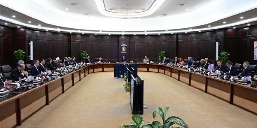 رئيس
      الوزراء:
      الحكومة
      تعمل
      على
      زيادة
      المخزون
      الاستراتيجي
      من
      المواد
      البترولية