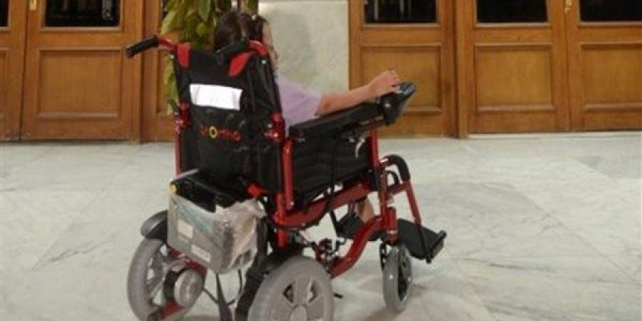 محافظ
      أسيوط
      يستجيب
      لطلب
      طفلة
      من
      ذوي
      الهمم
      ويسلمها
      كرسيا
      كهربائيا