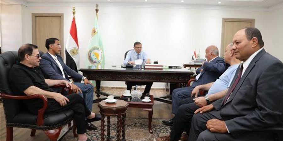 وزير
      الزراعة
      يبحث
      مع
      منتجي
      الدواجن
      تطوير
      الصناعة
      وفتح
      أسواق
      تصديرية
      جديدة