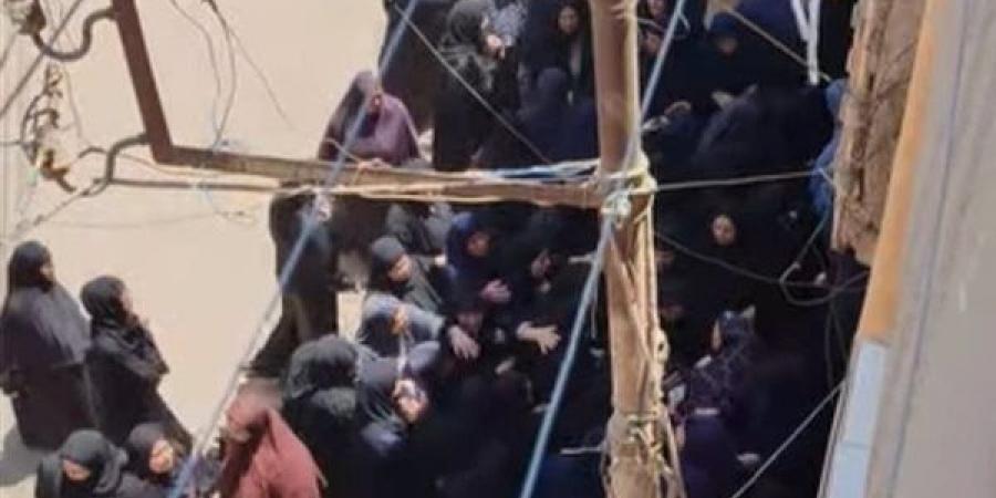 محافظ
      المنوفية
      لأسرة
      الطفل
      محمد:
      ابنكم
      مات!
      دخل
      يعمل
      عملية
      اللحمية
      خرج
      بعد
      17
      يومًا
      جثة
      هامدة!
      (صور)