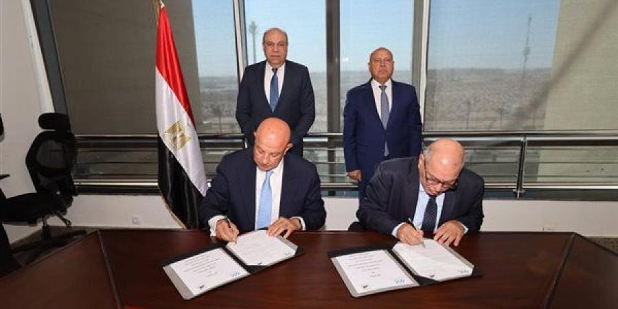 توقيع
      بروتوكول
      تعاون
      بين
      وزارتي
      النقل
      والطيران
      المدني
      لتطوير
      وصيانة
      المطارات