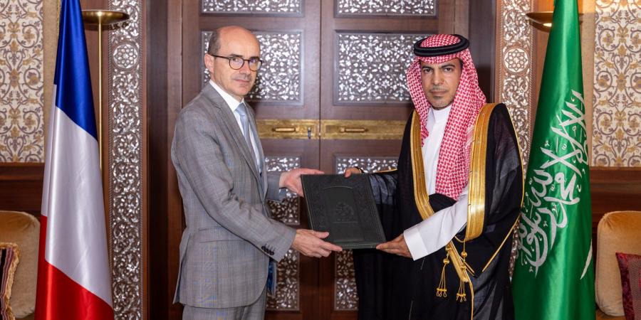 السفير
      فيصل
      المجفل
      يقدّم
      نسخة
      من
      أوراق
      اعتماده
      لدى
      الجمهورية
      الفرنسية