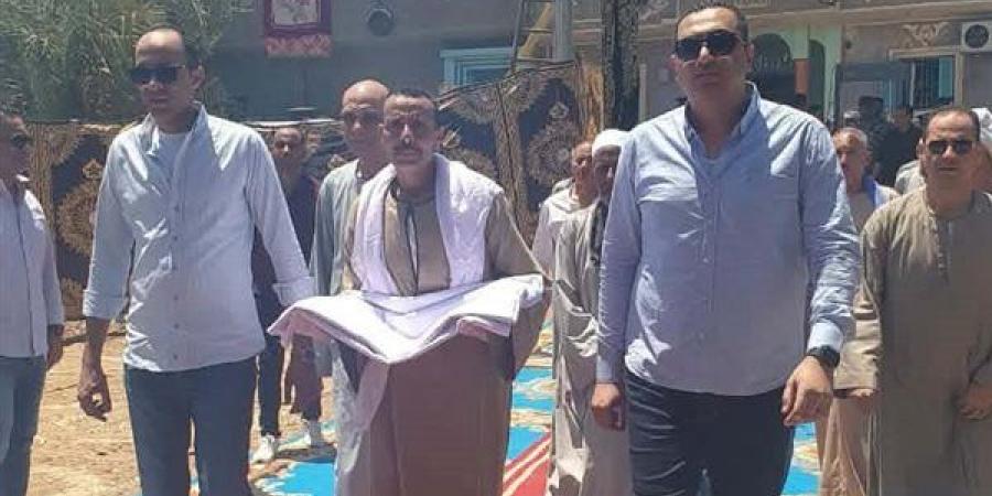 الكفن
      ينهي
      خصومة
      ثأرية
      بين
      عائلتي
      القطايطة
      والسقاقوة
      في
      المنيا
      (صور)
