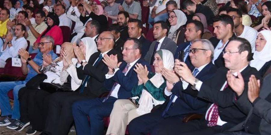 قنصوة
      ومحافظ
      الإسكندرية
      يشهدان
      انطلاق
      الموسم
      الصيفي
      للمسرح