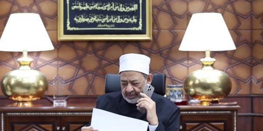 وفاء
      لا
      يُنسى،
      الأول
      على
      الثانوية
      الأزهرية
      للمكفوفين
      يفاجئ
      شيخ
      الأزهر
      بطلب
      يخص
      والدته
      (فيديو)