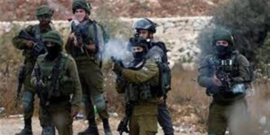 الاحتلال
      يفرج
      عن
      فلسطيني
      اتهمه
      بخطف
      سلاح
      مستوطن
      في
      سوسيا
      بالضفة
      الغربية