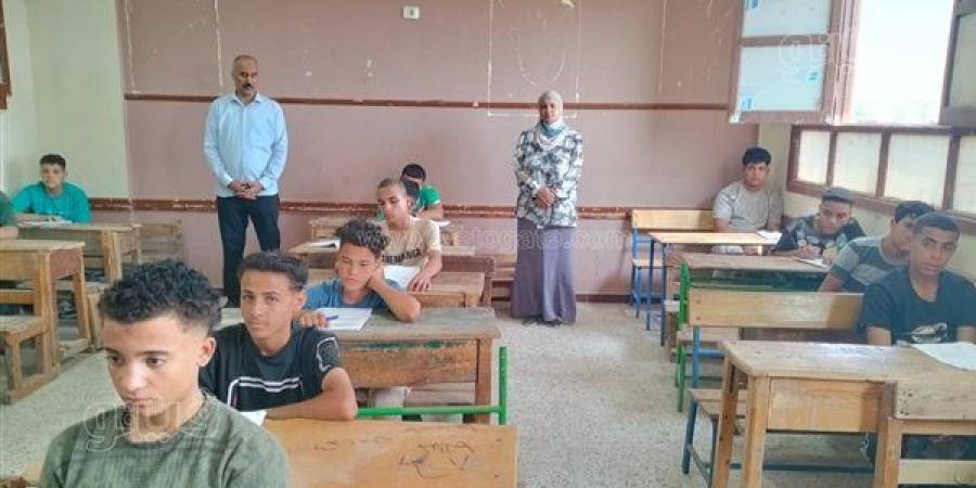 وكيل التعليم ببني سويف يتفقد لجان الدور الثاني للإعدادية ويشدد على حظر الهواتف
