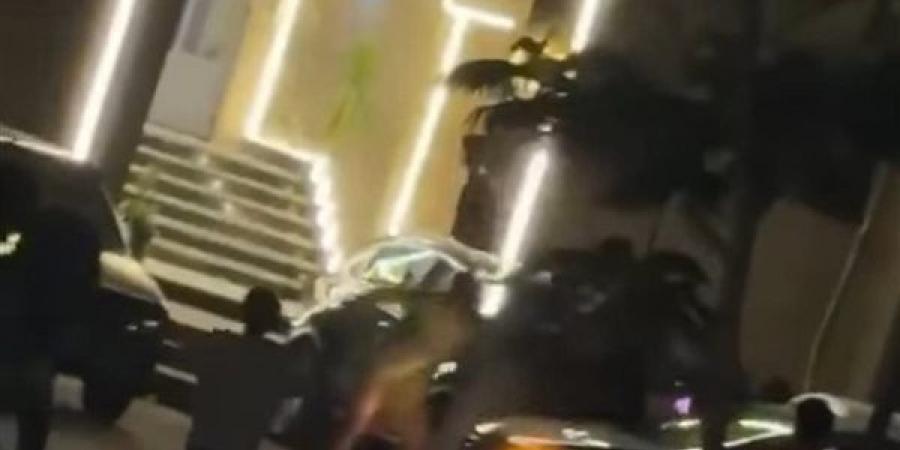 البلطجة
      بلا
      خطوط
      حمراء!
      كواليس
      الاعتداء
      على
      سيدة
      وبناتها
      في
      سكن
      مصر
      (صور)