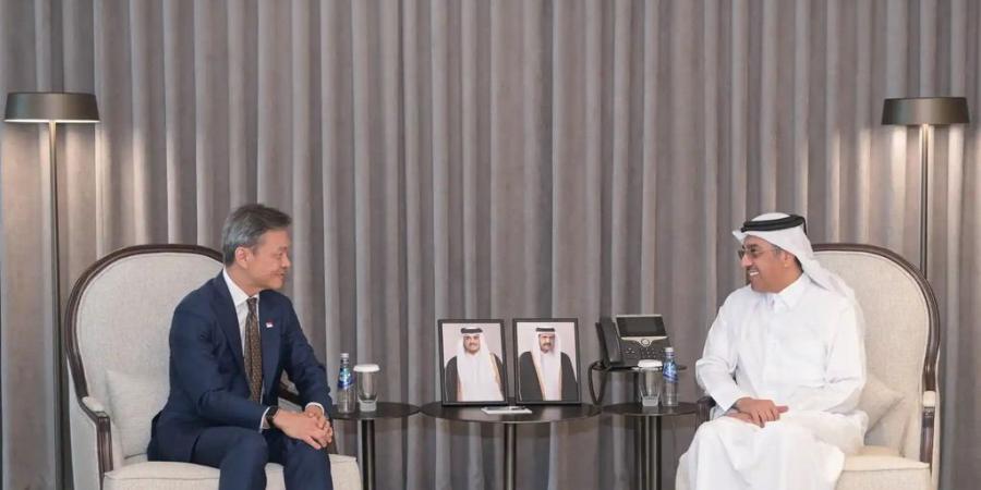 وزير العمل يجتمع مع سفير سنغافورة